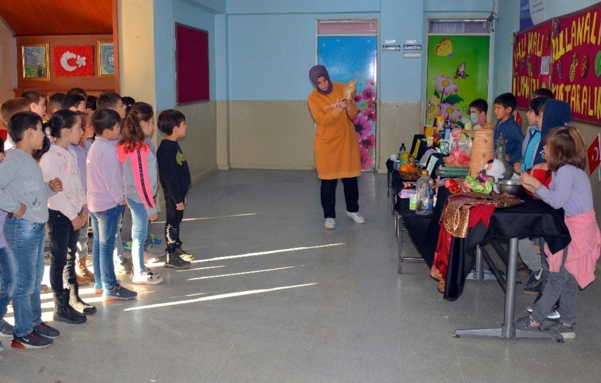 Mehmet G&ouml;lhan İlkokulu&rsquo;nda yerli &uuml;r&uuml;nler sergisi d&uuml;zenlendi