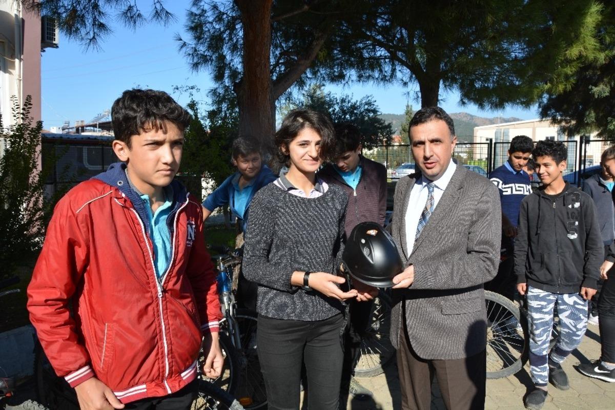 Ortaca&rsquo;da &ouml;ğrencilere kask hediye edildi