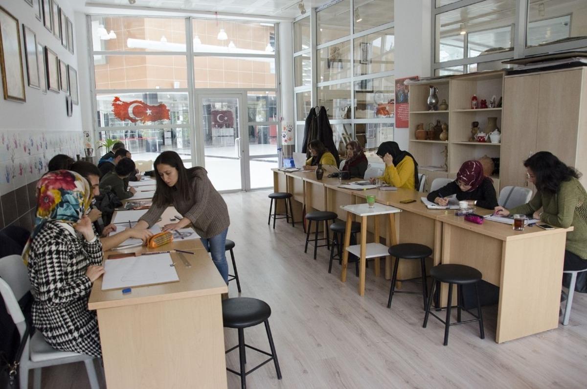 Sanat Merkezi, yeni yetenekleri ortaya &ccedil;ıkarıyor