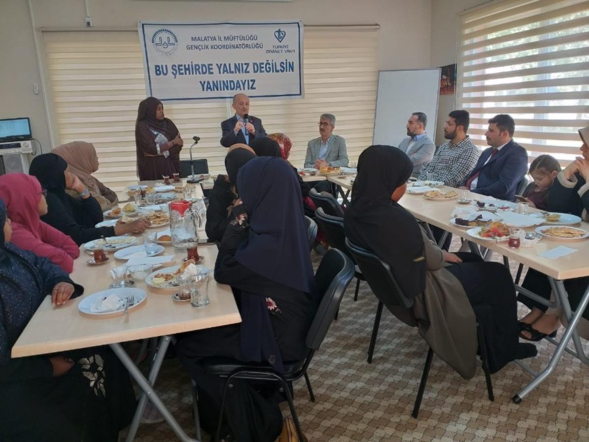 M&uuml;ft&uuml; Işıldar,  Afrikalı &ouml;ğrencilerle buluştu