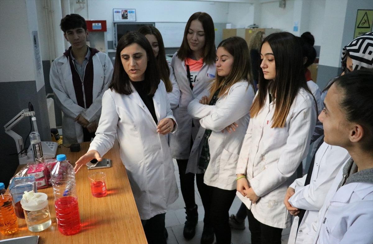 Zonguldak'ta meslek lisesi &ouml;ğrencileri, okullar i&ccedil;in temizlik &uuml;r&uuml;nleri &uuml;retiyor