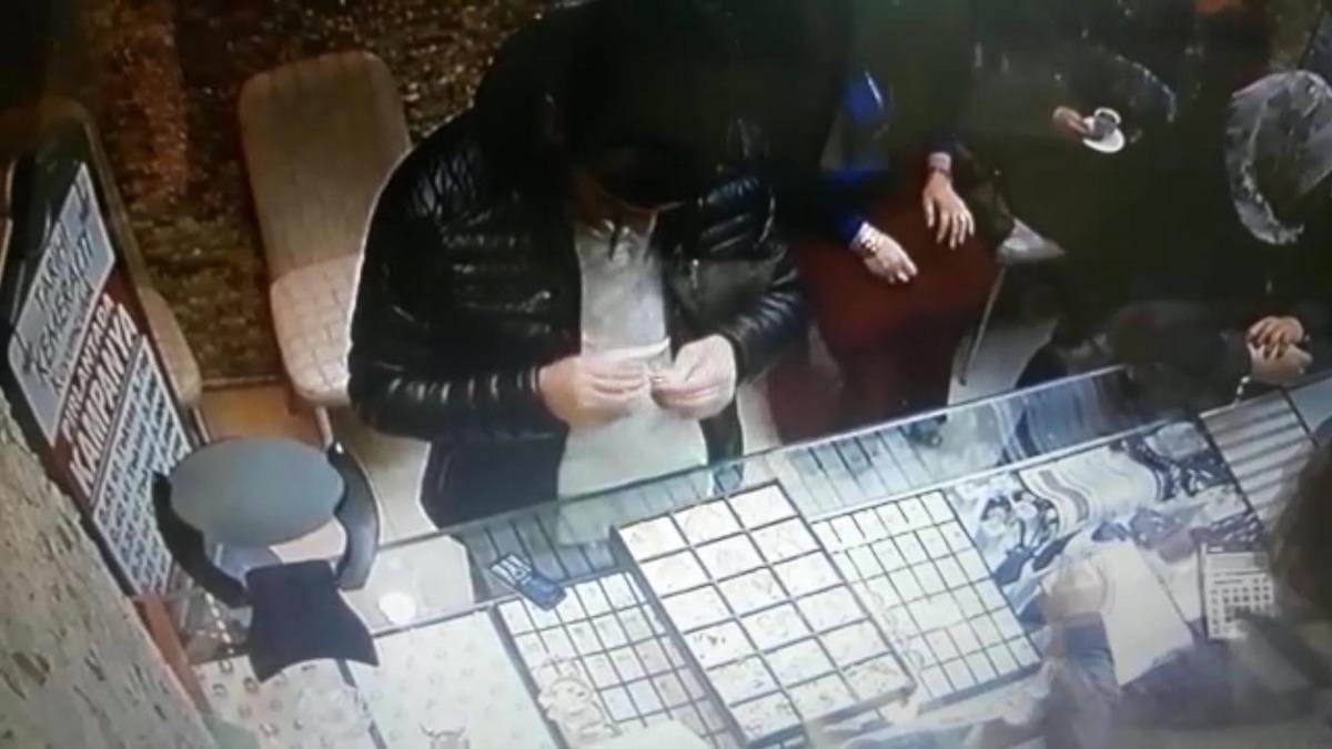 20 lira kapora verdi, 2 bin lira değerinde altın &ccedil;aldı! O anlar kamerada