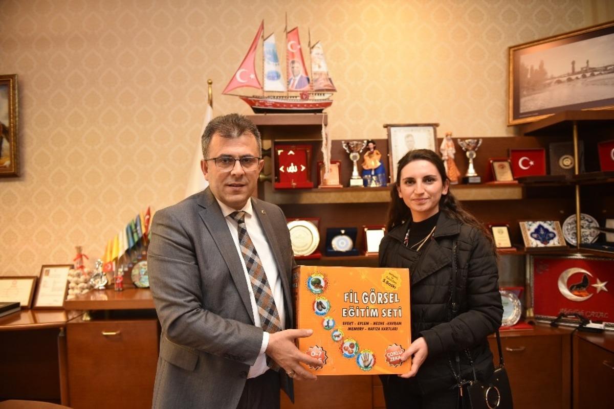 Başkan &Ccedil;atal, &Ouml;zel Eğitim Sınıfına Fil G&ouml;rseli hediye etti