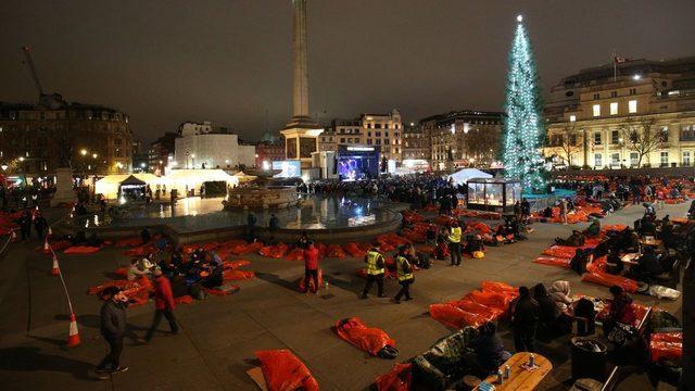 Evsizlikle mücadele eden yardım kuruluşlarına bağış toplamak için yapılan dünya çapındaki kampanya kapsamında Londra'daki Trafalgar meydanında gece sokakta yatma eylemi yapıldı