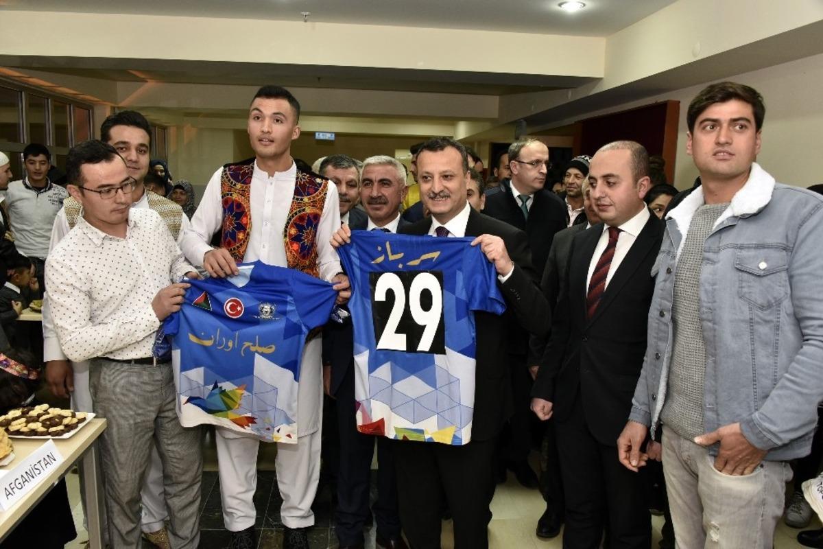 G&uuml;m&uuml;şhane&rsquo;de Uluslararası G&ouml;&ccedil;menler G&uuml;n&uuml; kutlandı
