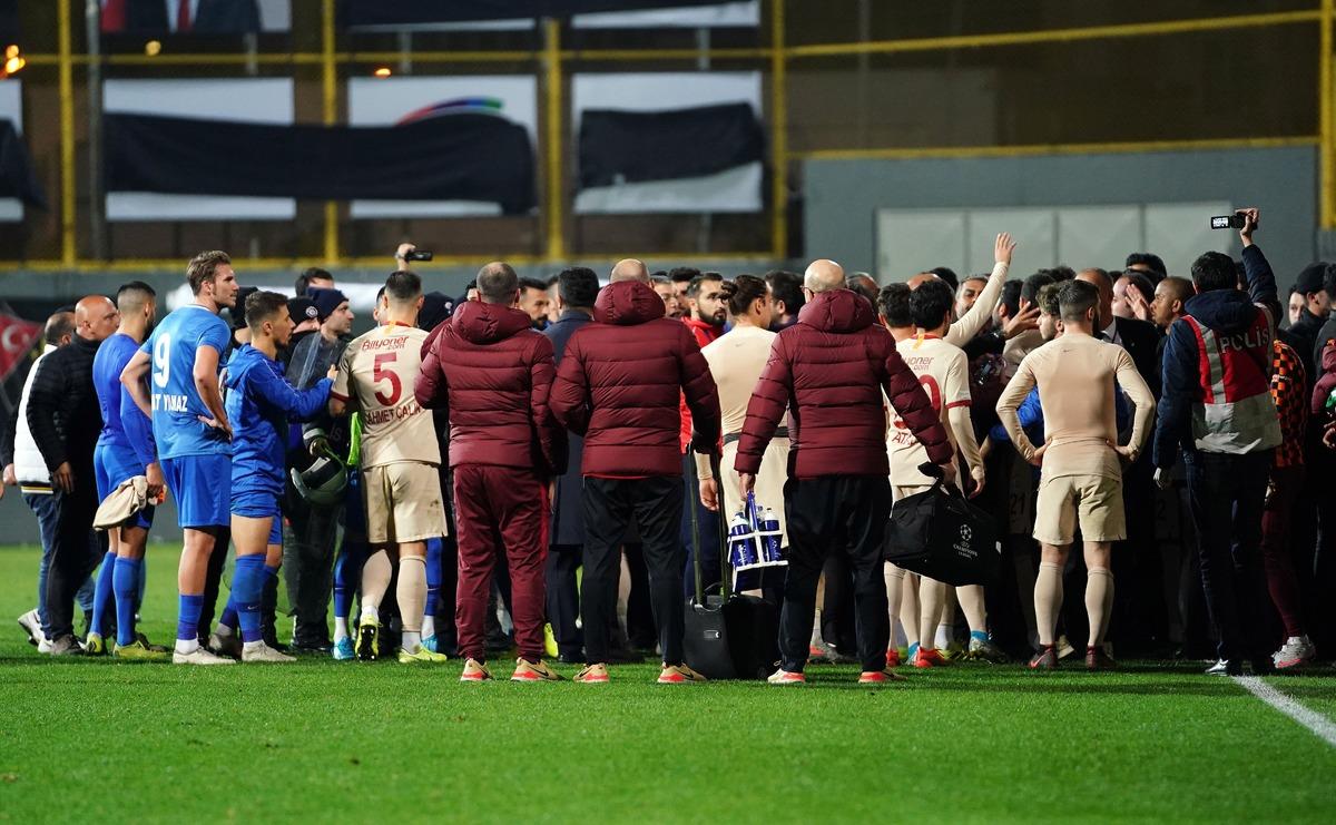 G&ouml;khan &Ccedil;ıra, Fatih Terim'den &ouml;z&uuml;r diledi