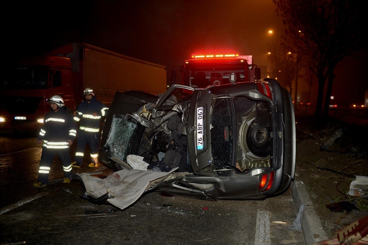 Eskişehir'de aydınlatma direğine &ccedil;arpan otomobilin s&uuml;r&uuml;c&uuml;s&uuml; &ouml;ld&uuml;