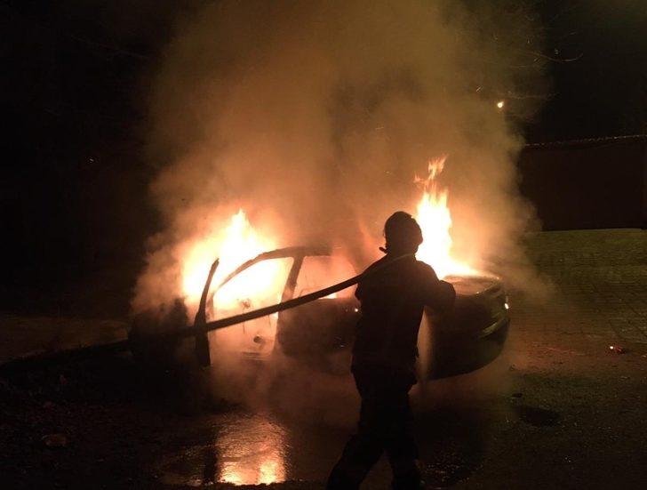 Elazığ’da park halindeki otomobil alev alev yandı! G1