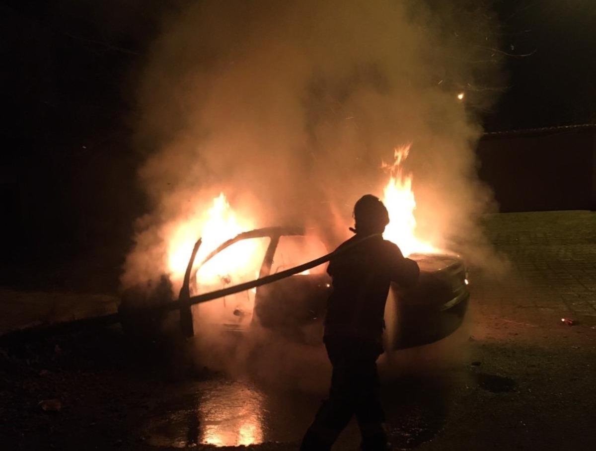 Elazığ&rsquo;da park halindeki otomobil alev alev yandı!