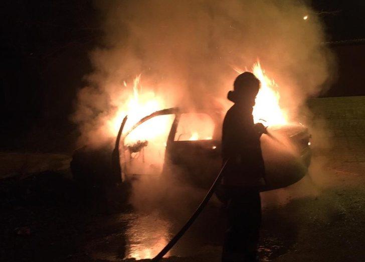 Elazığ’da park halindeki otomobil alev alev yandı! G2