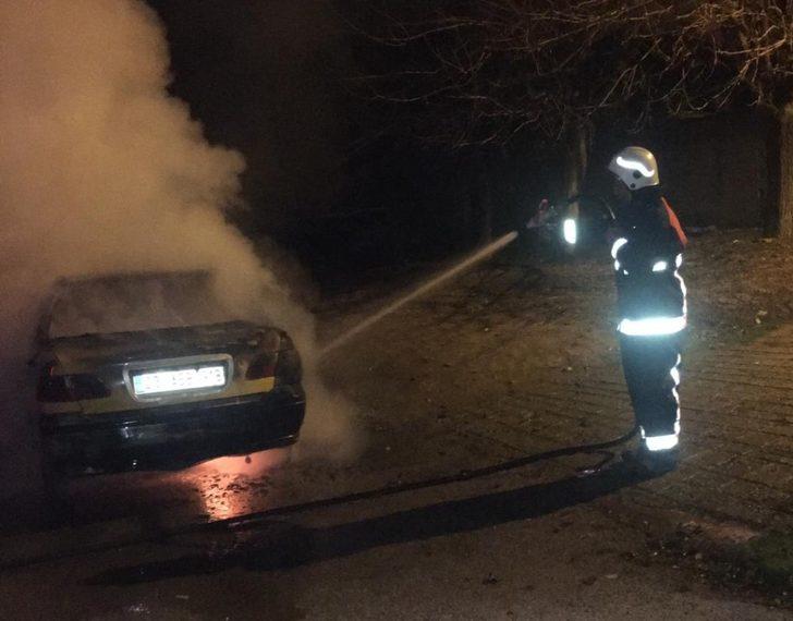 Elazığ’da park halindeki otomobil alev alev yandı! G3