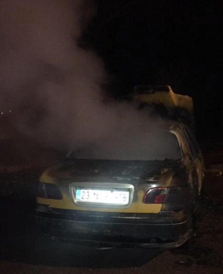 Elazığ’da park halindeki otomobil alev alev yandı! G4