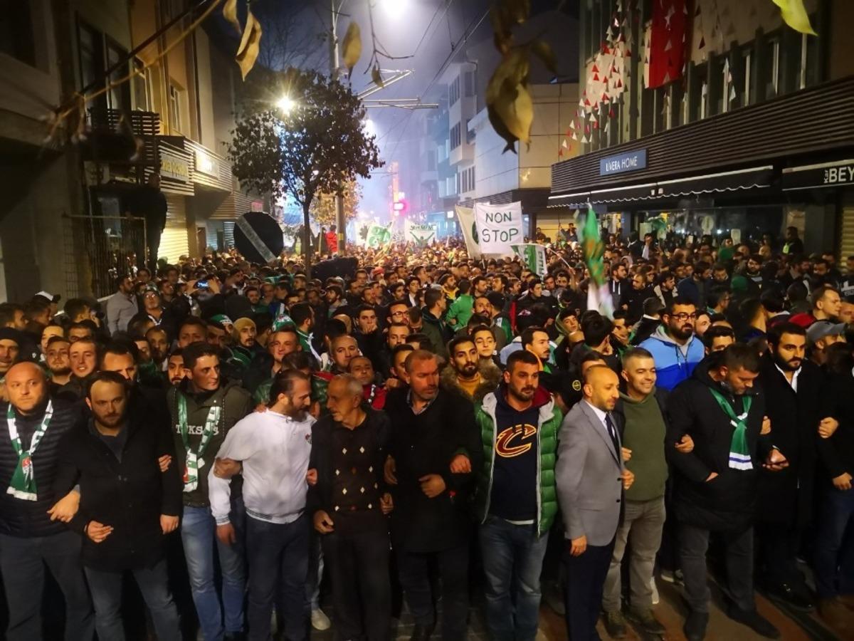 Bursaspor taraftarından g&ouml;rkemli y&uuml;r&uuml;y&uuml;ş