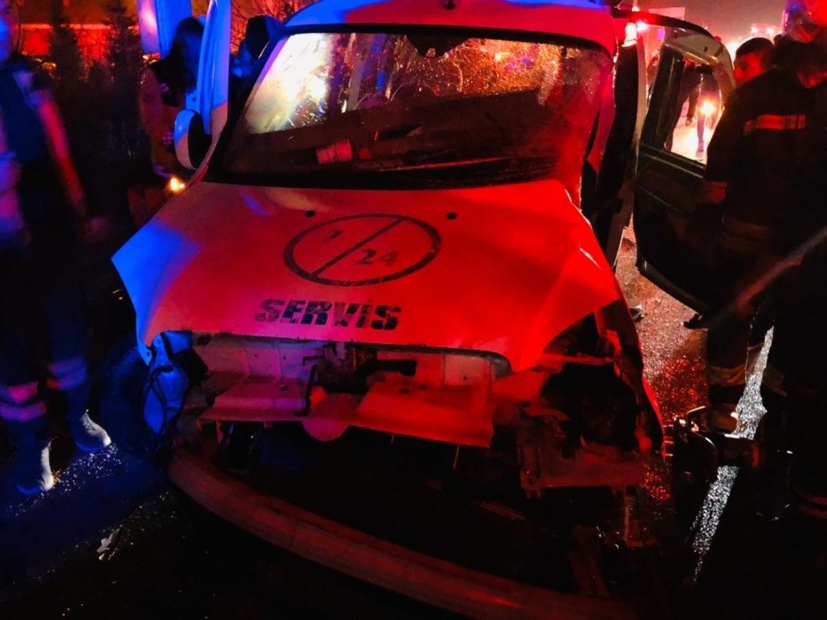 Otob&uuml;s ile hafif ticari ara&ccedil; &ccedil;arpıştı: 2 &ouml;l&uuml;