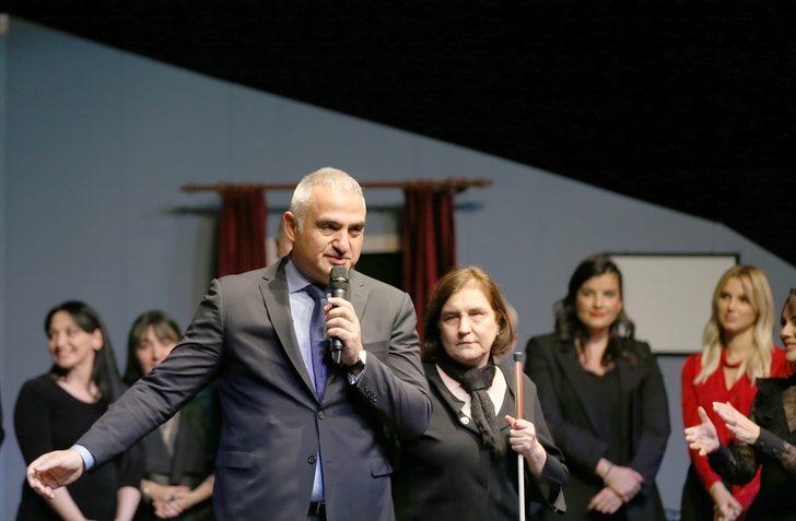 "Hababam Sınıfı Parıltıyla" oyununda ünlü isimler, görme engelli çocuklarla sahne aldı G1