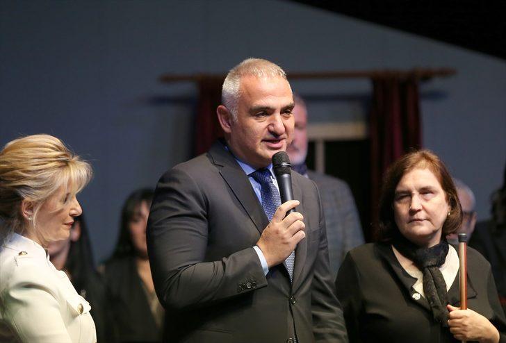 "Hababam Sınıfı Parıltıyla" oyununda ünlü isimler, görme engelli çocuklarla sahne aldı G2