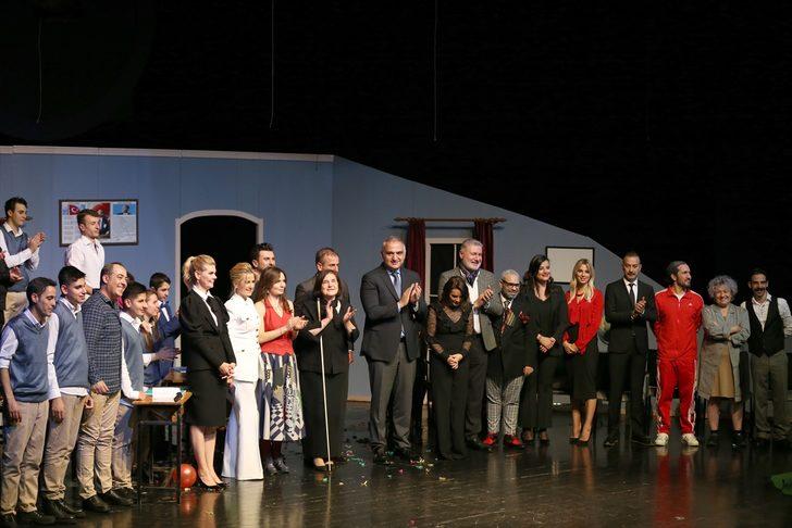 "Hababam Sınıfı Parıltıyla" oyununda ünlü isimler, görme engelli çocuklarla sahne aldı G3