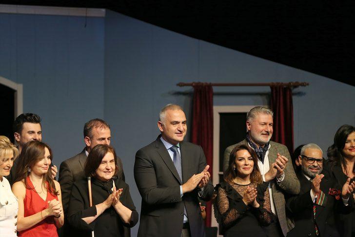 "Hababam Sınıfı Parıltıyla" oyununda ünlü isimler, görme engelli çocuklarla sahne aldı G4