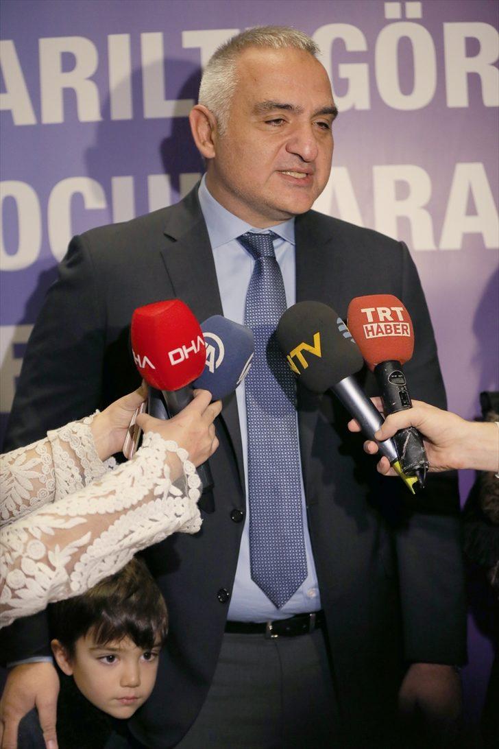 "Hababam Sınıfı Parıltıyla" oyununda ünlü isimler, görme engelli çocuklarla sahne aldı G5