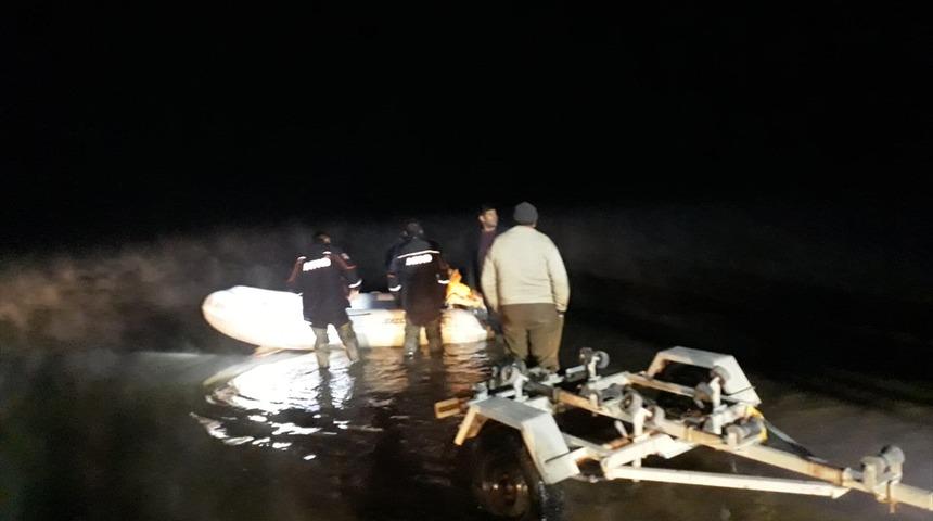 Keban Baraj G&ouml;l&uuml; s&uuml;r&uuml;klenen teknedeki 3 balık&ccedil;ı kurtarıldı