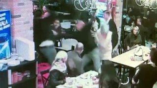 Bebek sandalyesine çarptı diye öldüresiye dövmüşlerdi! Garson yaşadığı dehşeti anlattı!