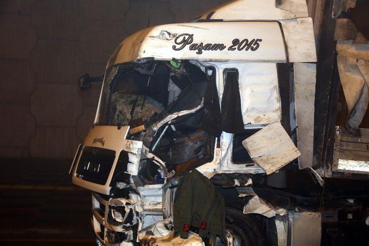 Ankara'da yoğun siste kaza yapan TIR sürücü araçtan fırlayarak can verdi! G2