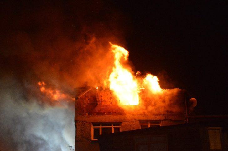 Beyoğlu’nda korkutan yangınlar! İki binanın en üst katı yandı G3