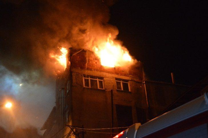 Beyoğlu’nda korkutan yangınlar! İki binanın en üst katı yandı G1