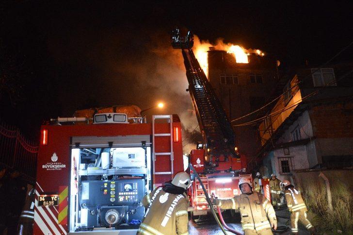 Beyoğlu’nda korkutan yangınlar! İki binanın en üst katı yandı G4
