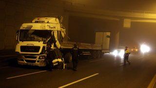 Ankara'da feci kaza! TIR, aydınlatma direğine çarptı, sürücü hayatını kaybetti