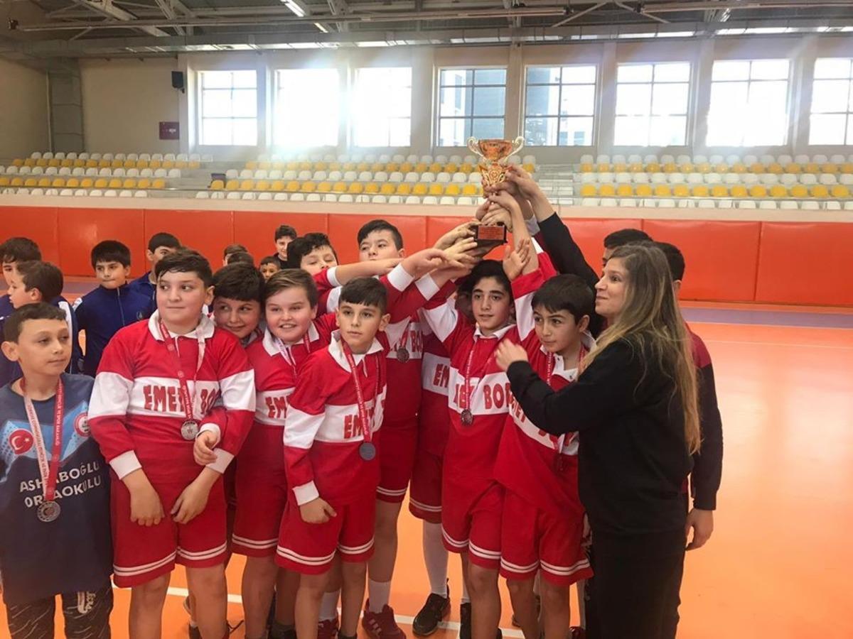 Emet Ashaboğlu Orta Okulu&rsquo;nun hentbol başarı