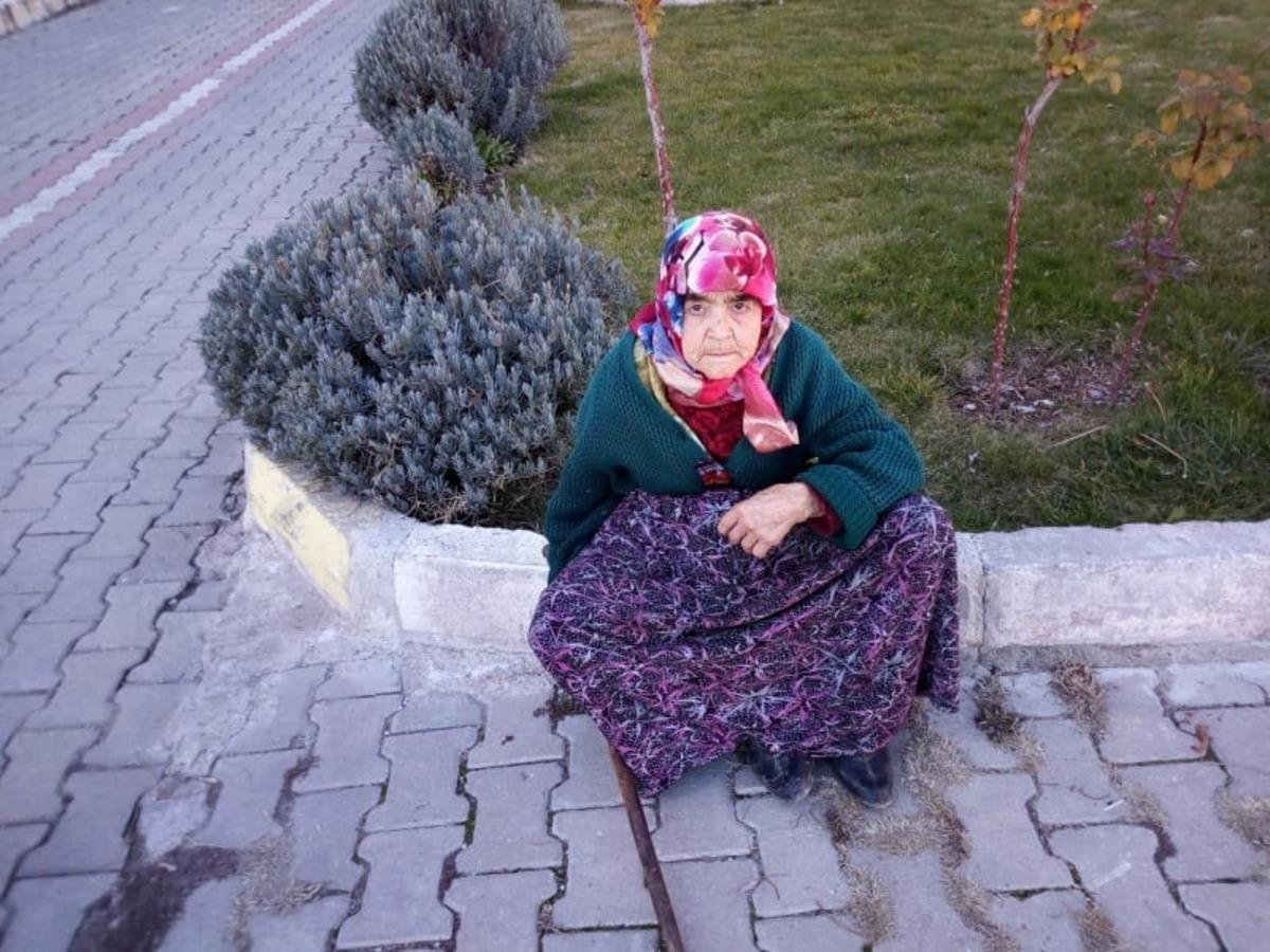 78 yaşındaki Emine teyzenin hayatı bir hafta kabusa d&ouml;nd&uuml;! Eşini kaybetti, evi yandı, yarı fel&ccedil; sokakta kaldı