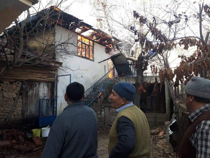 78 yaşındaki Emine teyzenin hayatı bir hafta kabusa döndü! Eşini kaybetti, evi yandı, yarı felç sokakta kaldı G3