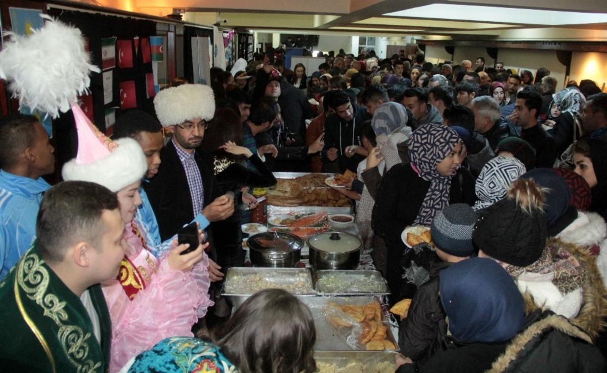 Erzincan&rsquo;da yaşayan g&ouml;&ccedil;menler y&ouml;resel yemeklerini tanıttılar