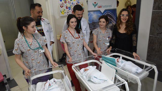 50 yaşında üçüzlerini kucağına aldı