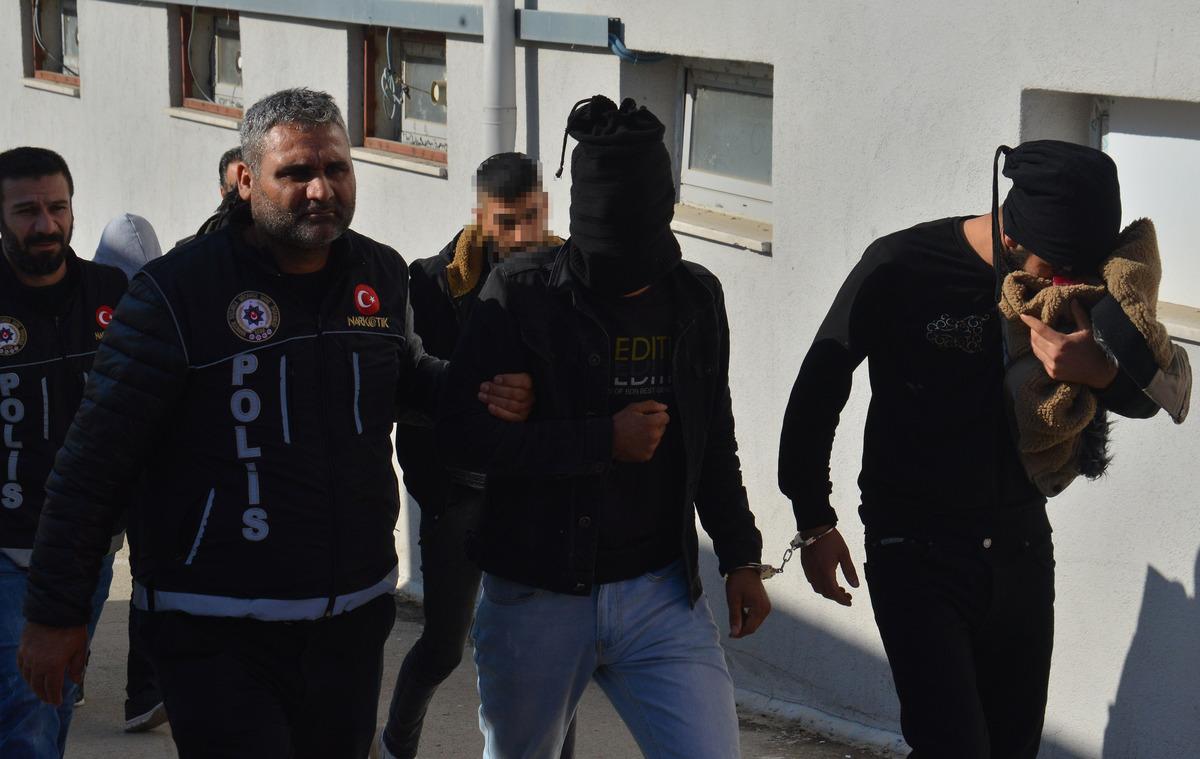 Uyuşturucu operasyonunda yakalanmışlardı! Bereyle gelince y&uuml;r&uuml;mekte zorlandı