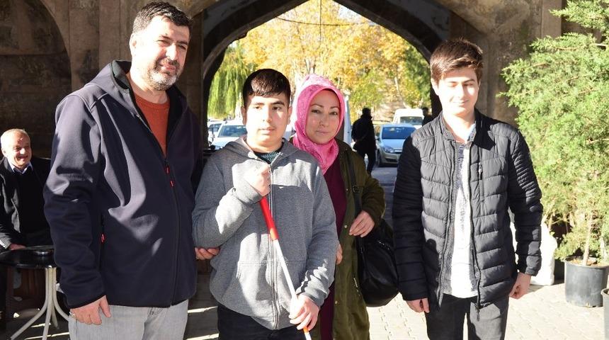 G&ouml;rme engelli Taha&rsquo;nın umre sevinci