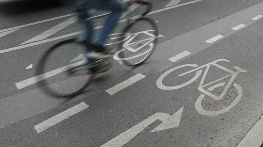 Cezaevine girmek i&ccedil;in bisikletli adamı ezdi!