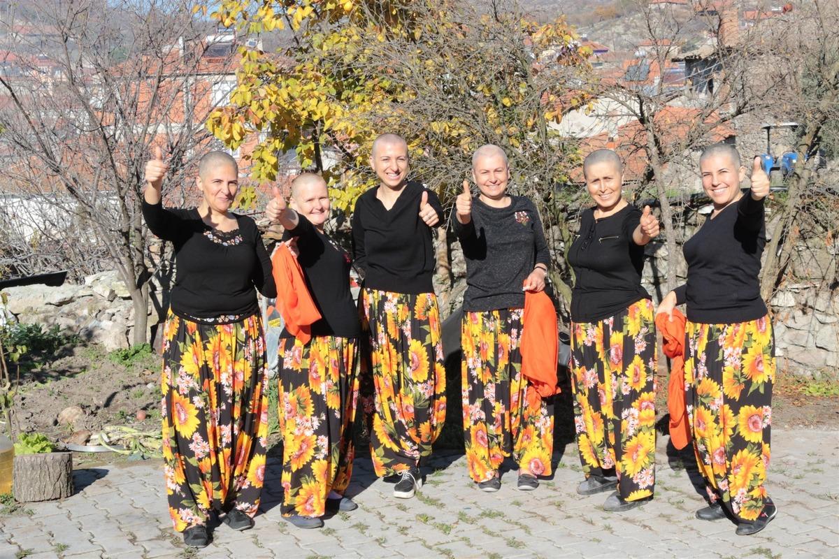 Balıkesir'de k&ouml;yl&uuml; kadınlar arkadaşlarına destek i&ccedil;in sa&ccedil;larını kazıttı