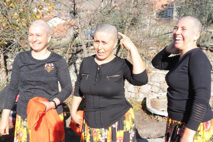 Balıkesir'de köylü kadınlar arkadaşlarına destek için saçlarını kazıttı G2