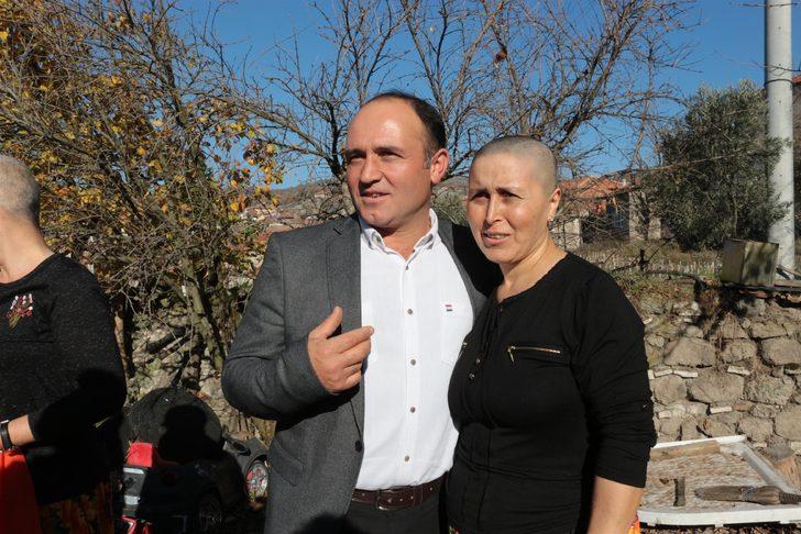 Balıkesir'de köylü kadınlar arkadaşlarına destek için saçlarını kazıttı G3