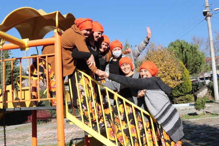 Balıkesir'de köylü kadınlar arkadaşlarına destek için saçlarını kazıttı G5