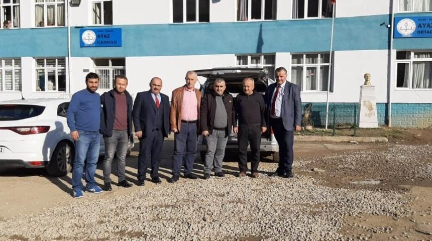 İş adamından &ouml;ğrencilere giysi yardımı