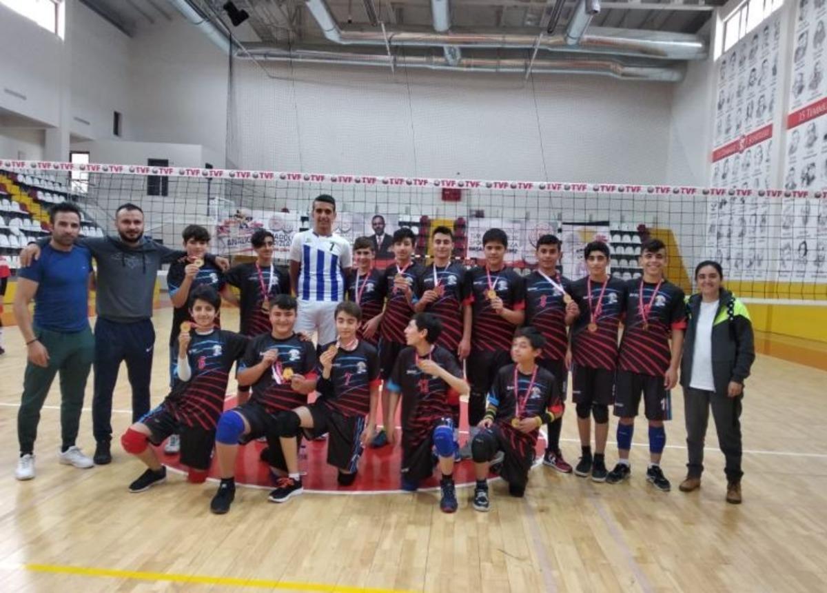 Vanlı voleybolcular &ccedil;eyrek finalde