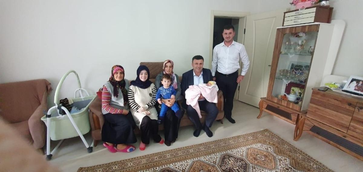 Başkan &Ouml;zen &lsquo;Hoş Geldin Bebek&rsquo; ziyaretlerini s&uuml;rd&uuml;r&uuml;yor