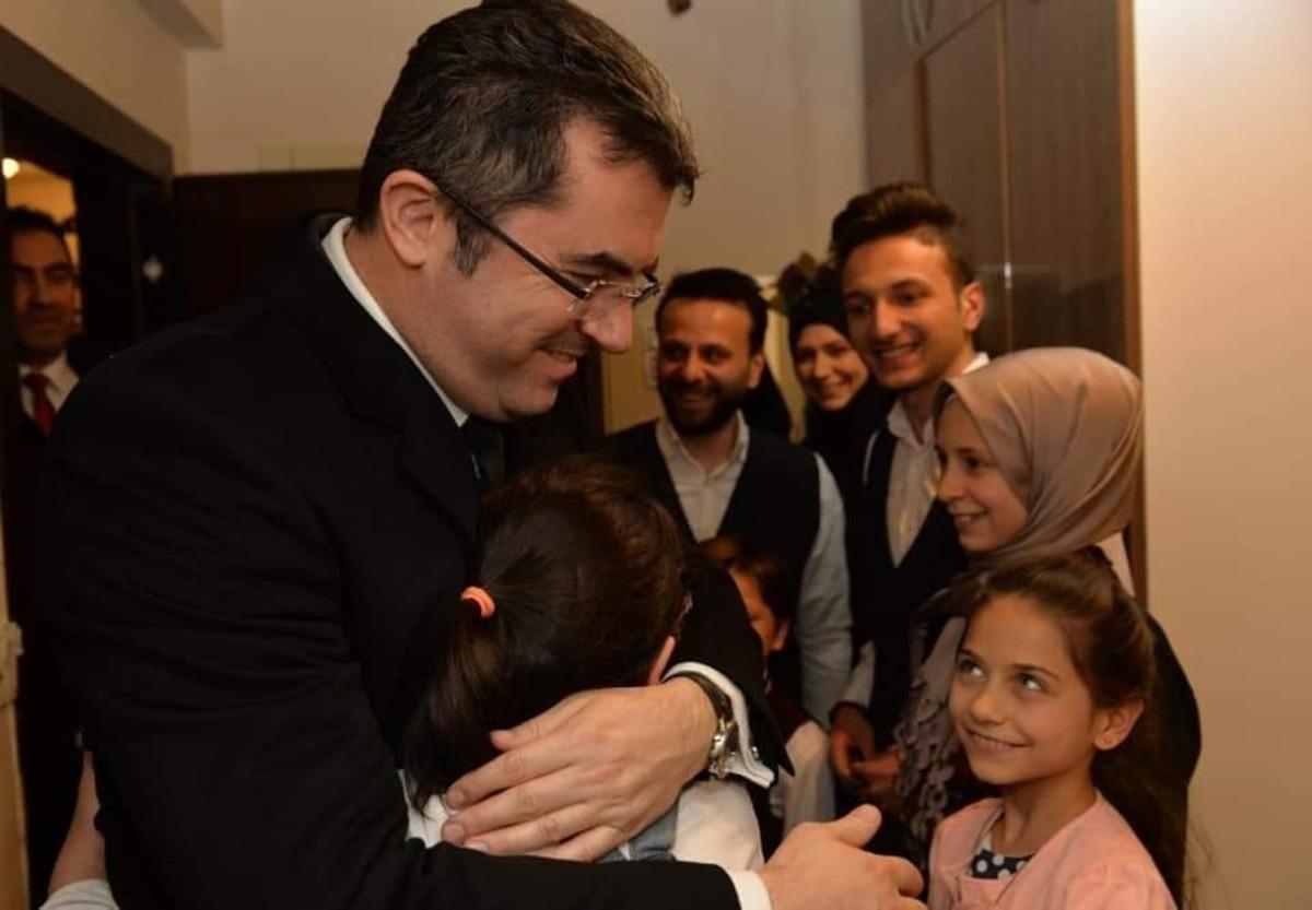 Vali Memiş, &ldquo;Kırılan g&ouml;n&uuml;lleri inş&acirc; edeceğiz&rdquo;