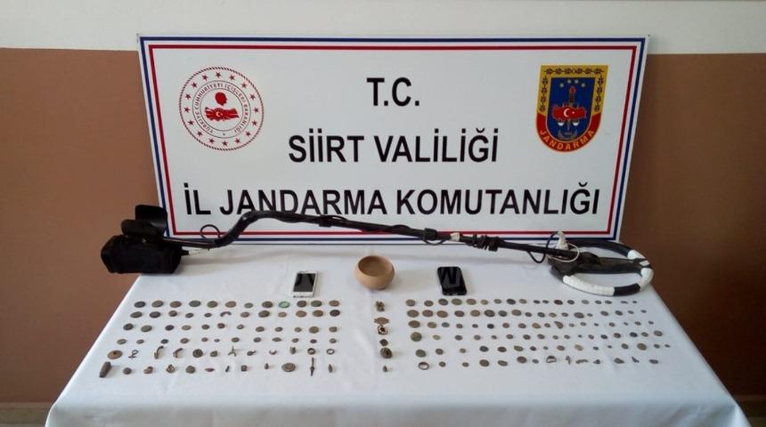 Siirt&rsquo;te 143 sikke ve tarihi objeler ele ge&ccedil;irildi