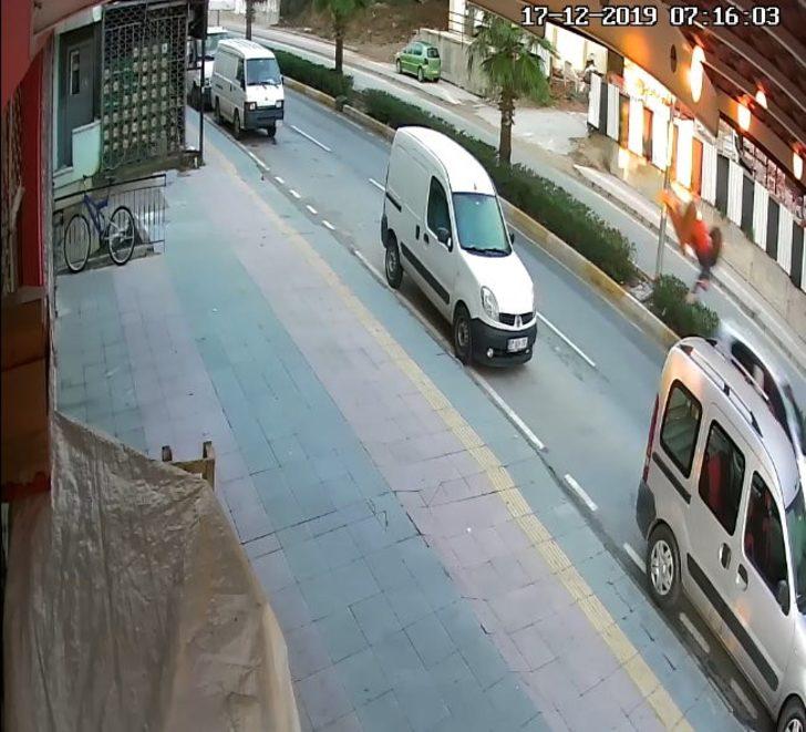 Minibüse yetişmek isterken ölümle burun buruna geldi! G1