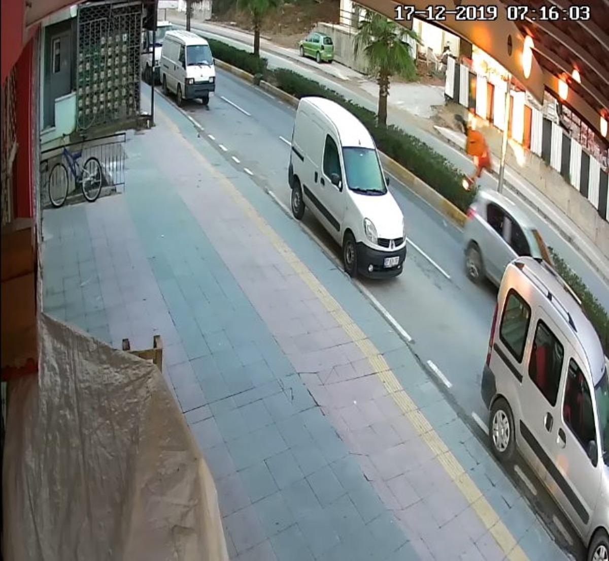 Minib&uuml;se yetişmek isterken &ouml;l&uuml;mle burun buruna geldi!