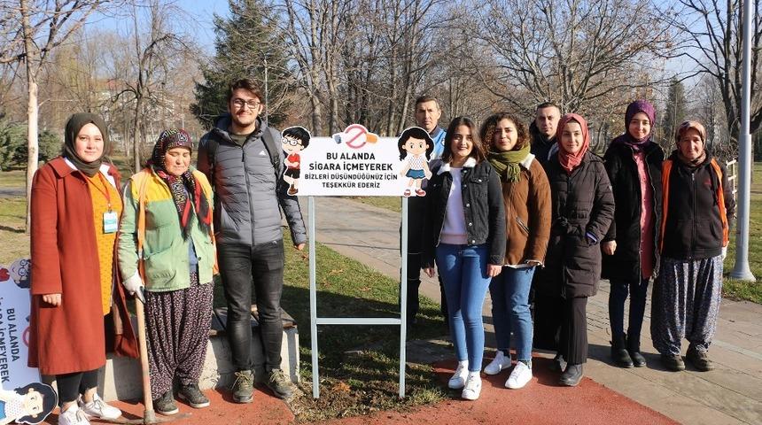 Bolu Belediyesi a&ccedil;ık havada t&uuml;t&uuml;n kullanmaya karşı uyarıcı tabela astı